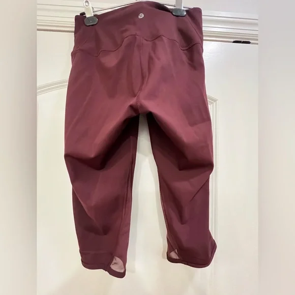 EUC Lululemon crop leggings with mesh detail - Picture 9 of 10